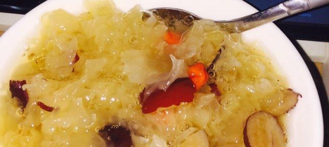 冰爽绿豆银耳汤的营养与制作（如何制作一杯口感清爽）