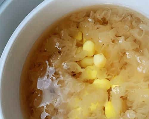 健康美味，营养丰富——菠萝银耳枸杞汤的制作方法（健康生活必备）
