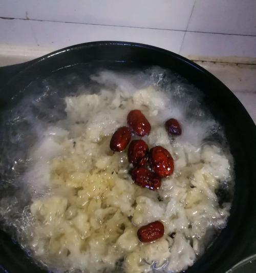 美味养生，手把手教你做冰糖小枣银耳羹（健康佳肴）