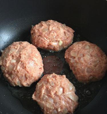美味洋葱肉饼的自制秘籍（一步步教你制作口感绵软）