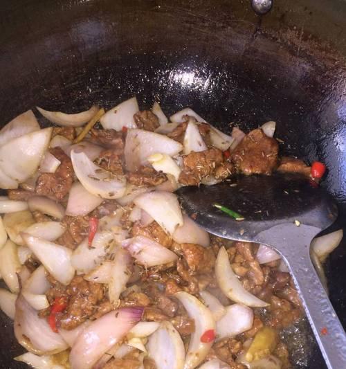 青椒洋葱炒牛肉，让你享受美味佳肴（简单易学的做法）