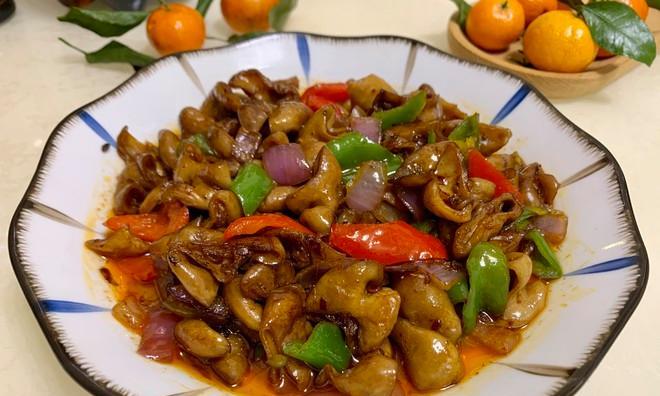 香煎肥肠配青椒洋葱（肥肠的制作和煎炒技巧）