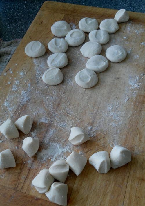手把手教你制作美味的羊肉包子（以羊肉为馅的包子制作教程）
