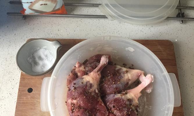 盐水鸭腿的制作方法（手把手教你做出美味鲜嫩的盐水鸭腿）