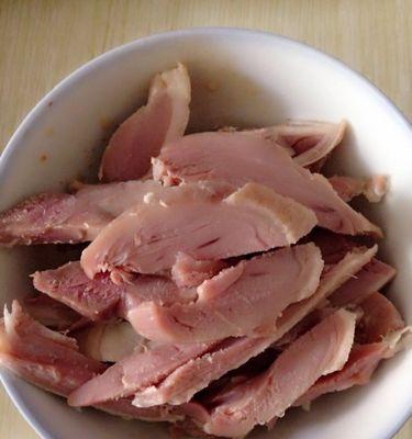 盐水鸭腿的制作方法（手把手教你做出美味鲜嫩的盐水鸭腿）