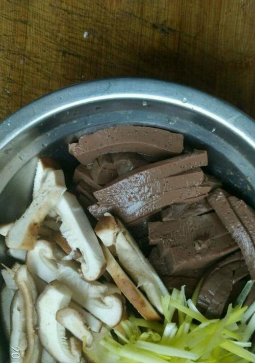 美味鸭血汤的做法（享受美食之旅）