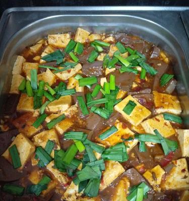 鸭血炖豆腐的制作方法与技巧（鲜美营养的家常美食）