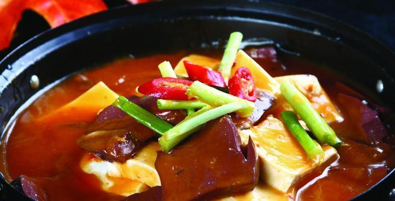 鸭血炖豆腐的制作方法与技巧（鲜美营养的家常美食）