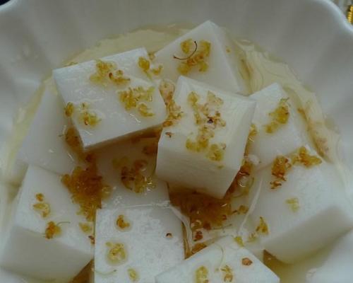 草莓杏仁豆腐的制作方法（享受清爽甜品）