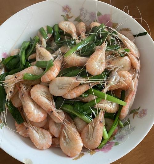白灼小米虾的制作方法（美味可口的家常小吃）
