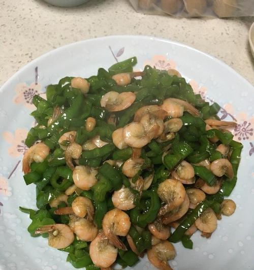 白灼小米虾的制作方法（美味可口的家常小吃）