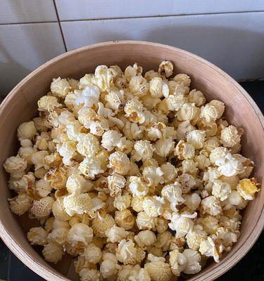 手工制作香甜爆米花（掌握制作技巧）