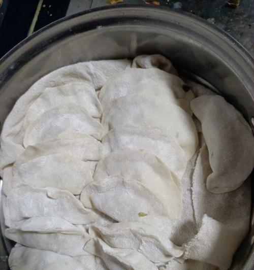 解锁香芹水饺的制作技巧（教你一步步制作美味水饺）