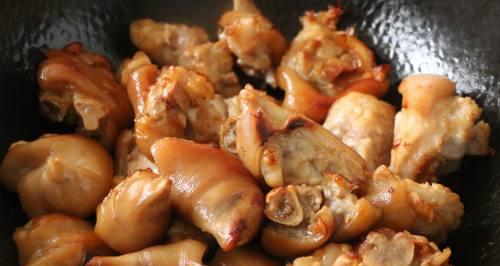 香卤猪蹄的制作方法与技巧（以口感鲜美、味道浓郁的香卤猪蹄）