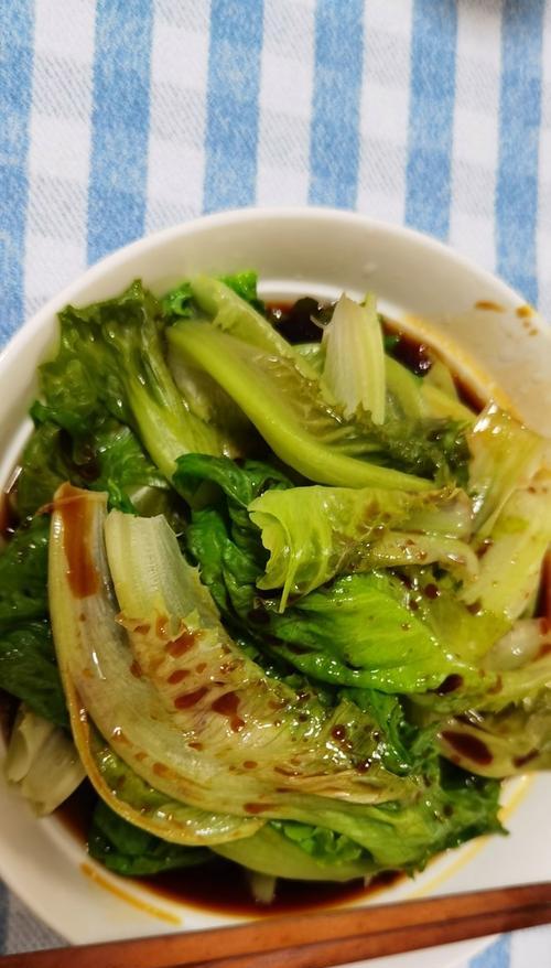 一道粤式美食——蚝油生菜（以新鲜的生菜为基底）