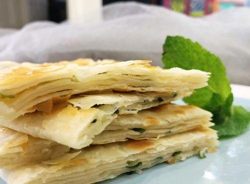 自制原味葱油饼教程（学习制作美味又简单的葱油饼）