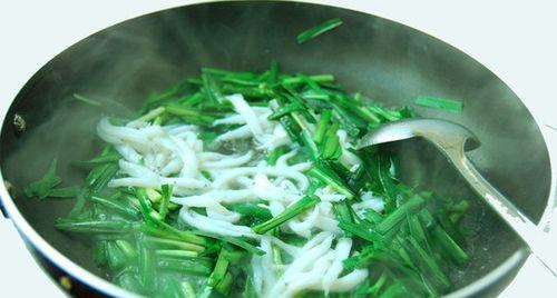 以银鱼莼菜汤为主题的美食探索（探寻家常美食）