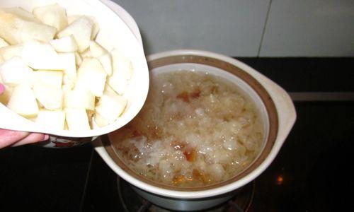 银耳雪梨冰糖水的制作方法（健康营养又美味的夏季饮品）