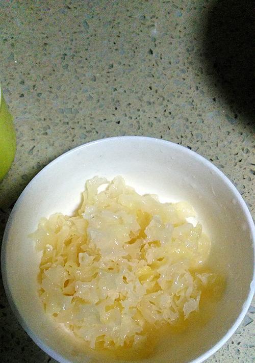 健康又美味的银耳水果甜汤（以水果为主的清爽甜品）