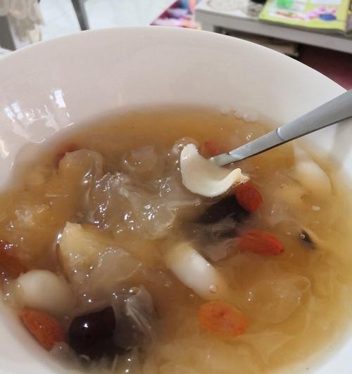 银耳莲子红枣糖水的做法（营养丰富）