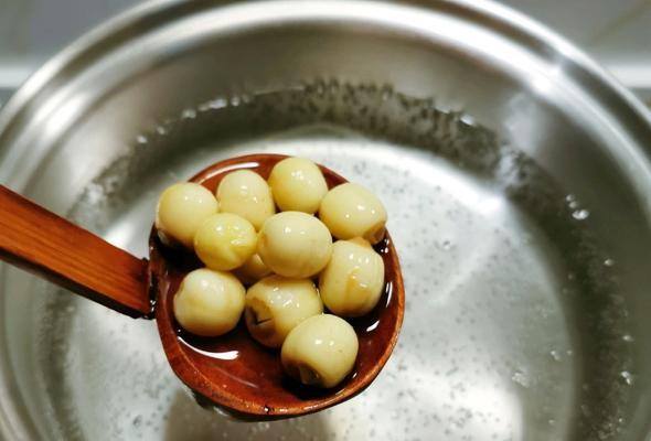 银耳莲子大枣汤的营养价值和烹饪方法（以中医理论为基础）