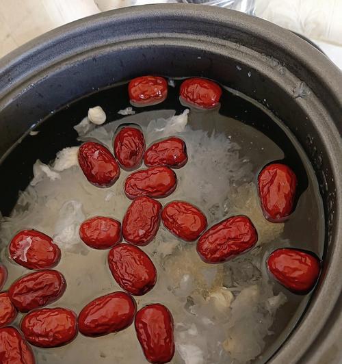 家常美食也可以有健康与美味，尝试一下这道银耳果香木耳羹吧（家常美食也可以有健康与美味）