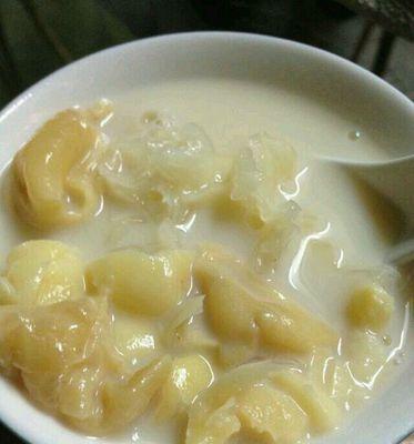 银耳炖花胶，滋补养生佳品（让你轻松学会家庭版银耳炖花胶的做法）