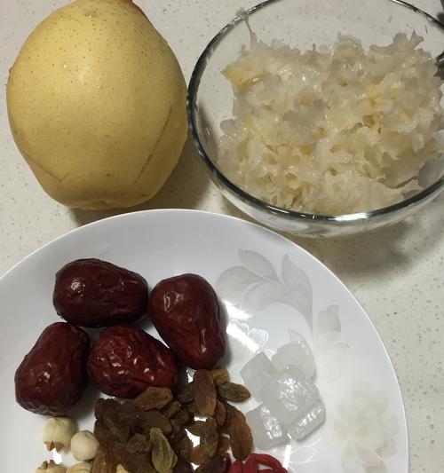 以薏米芡实黄豆雪梨炖排骨，营养美味双不误（家庭炖菜新选择）
