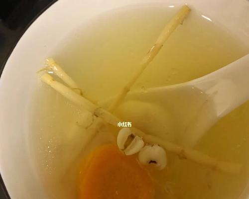 美味又养生，教你做一份薏米茅根排骨胡萝卜汤（清热除湿）