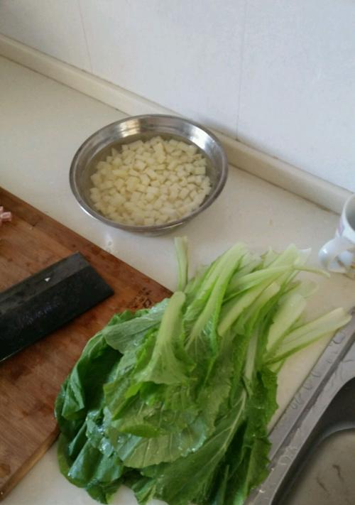 如何用腌猪肉烩出美味小白菜（健康营养）