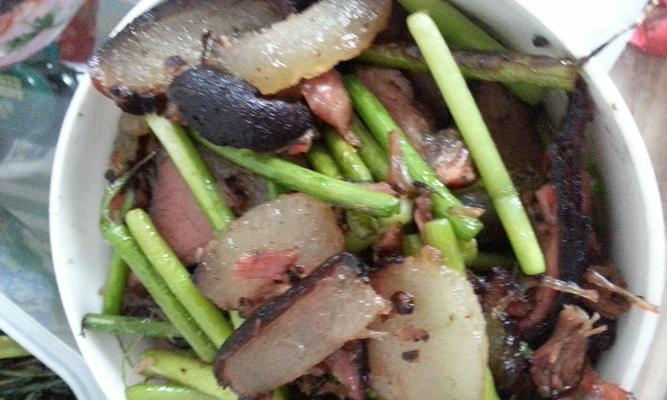 手工制作腌制五香腊肉（传统烟熏风味）