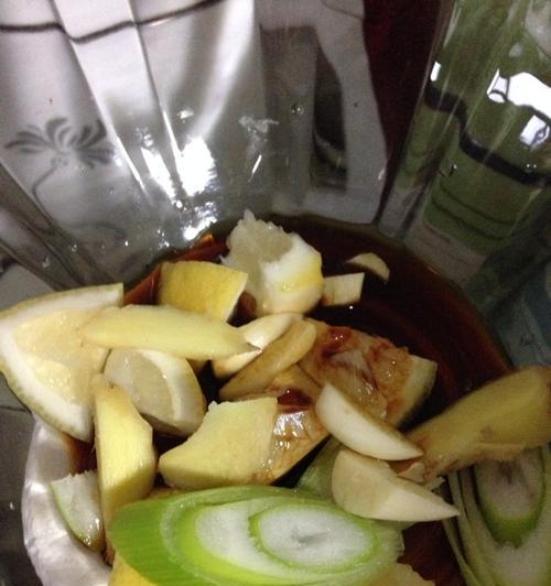 如何制作美味的腌蒜（教你轻松制作口感鲜美）