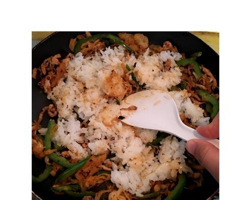 以芽菜豆瓣酱炒米饭，香味四溢（如何制作美味的芽菜豆瓣酱炒米饭）