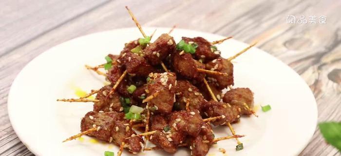 以牙签肉猪肉的做法（用简单食材做出美味佳肴）