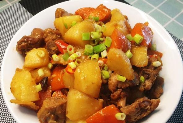 烤鸭腿焗土豆（咸香可口的一道佳肴）