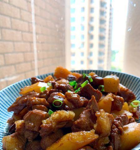 鸭腿肉烧土豆——美味佳肴的制作方法（以鸭腿肉和土豆为主要食材）