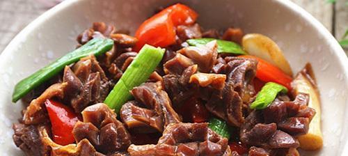 小米椒蒜苗炒鸭肾——美味健康的佳肴（利用小米椒和蒜苗烹制出鲜美可口的鸭肾料理）