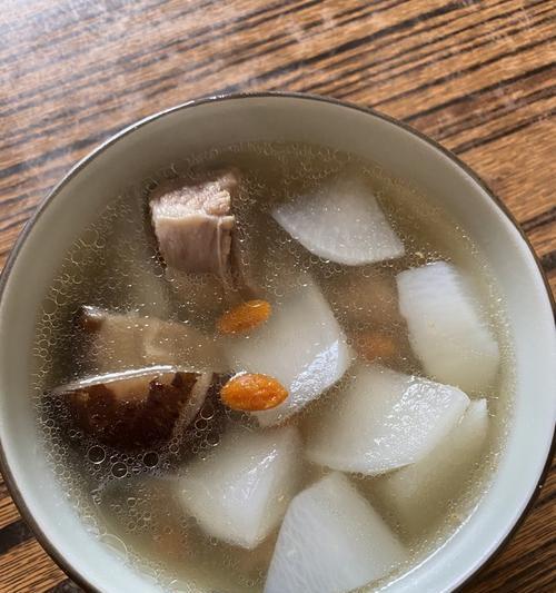 美味健康的鸭肉萝卜汤（以鸭肉和萝卜为主要食材的营养汤）