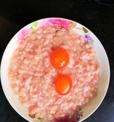 美味又简单，以咸鸭蛋蒸肉末的做法（咸鲜蒸出肉香）