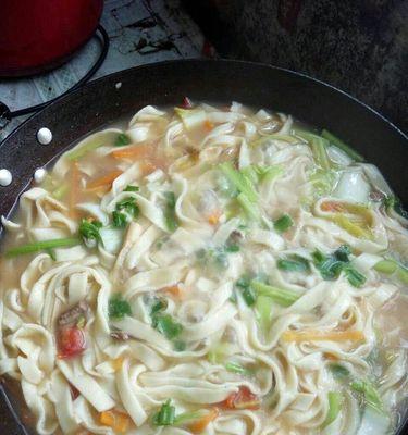 以鸭蛋面为主料的美食做法（如何用鸭蛋面制作美味佳肴）