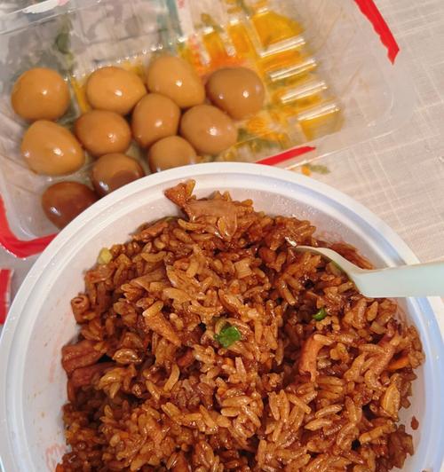 美味鸭肠炒饭的做法（传统烹饪技巧）
