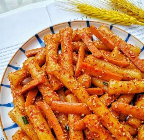 美味可口的蕈菇香肠炒年糕，让你胃口大开（以蕈菇香肠为主角）