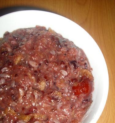 以血糯米饭为主角的美食之旅（探寻血糯米饭的制作技巧和食用方法）