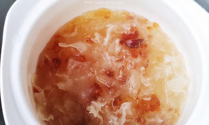 用雪燕桃胶皂角米炖奶，滋润肌肤又养生（燕窝鱼胶桃胶皂角米炖奶做法及功效解析）