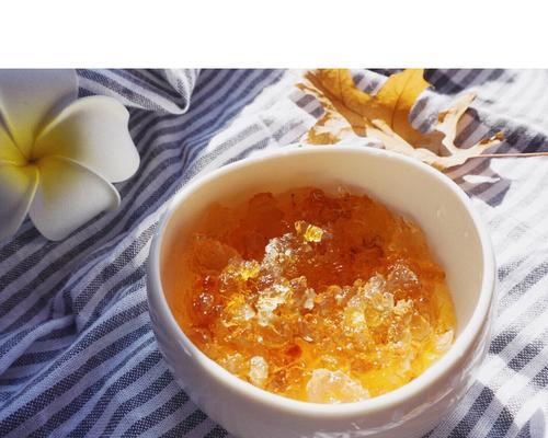以雪莲子桃胶玫瑰糖水为主题的美食制作（做法详解）