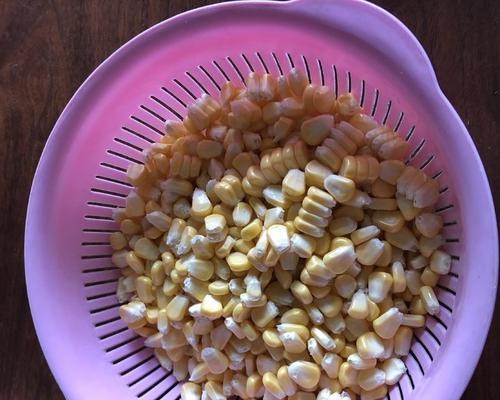 如何制作美味的雪梨玉米汁（学习简单而实用的制作技巧）
