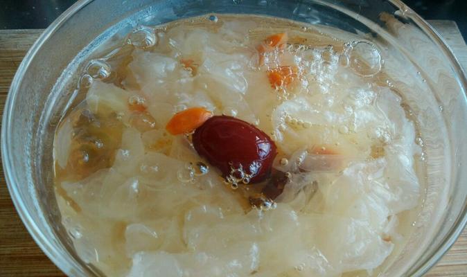 百合雪梨银耳糖水的制作方法（营养美味的冬季养生佳品）
