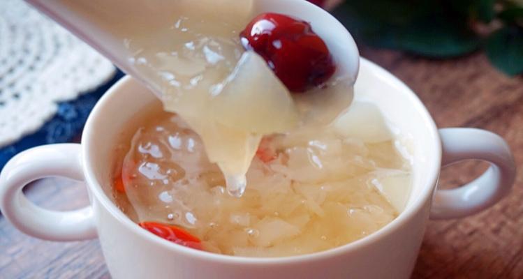 雪梨雪耳苹果汤的制作方法（营养美味的汤品）
