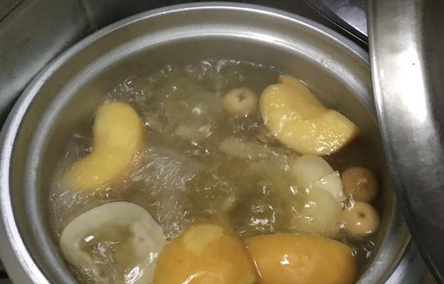 用雪梨雪耳海底椰煲出健康瘦肉美食
