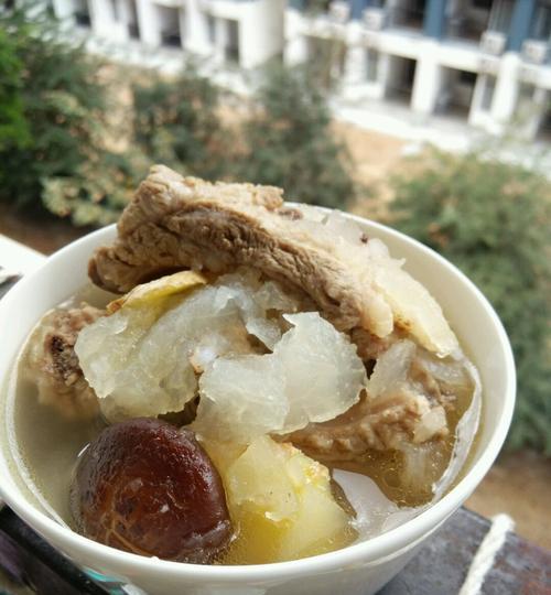 用雪梨做的营养排骨汤（汤里有营养）